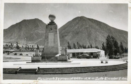 Real Photo Monumento Equinoccial Cerca Quito Con Sellos 1965 Mitad Del Mundo Equinoxe Ligne Equateur - Ecuador