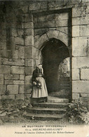 Guémené Sur Scorff * Femme Bertonne En Coiffe Et Costume Devant La Poterne De L'ancien Château Féodal Des Rohan Guémené - Guemene Sur Scorff