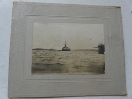 PHOTO ANCIENNE Sur Papier Cartonné (12,5 X 10,5 Cm) - Vue Générale D'un Bateau - Boats