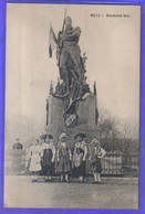 Carte Postale 57. Metz  Alsaciennes Devant La Statue Du Maréchal Ney  Très Beau Plan - Metz Campagne