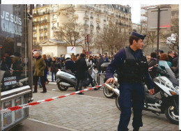 Policier Paris 12 ème - Je Suis Charlie Sur Kiosque à Journaux Moto Yamaha - Cpm 2015 - Tirage Limité - Police - Gendarmerie