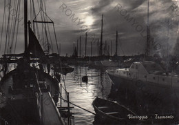 CARTOLINA  VIAREGGIO,TOSCANA,TRAMONTO,LUNGOMARE,SOLE,MARE,SPIAGGIA,BARCHE A VELA,SPIAGGIA,VACANZA,VIAGGIATA 1962 - Viareggio