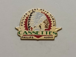 Pin's Musique - PHILIPS AUDIO CASSETTES - Pins Tête INDIEN Belle Coiffe à Plumes - Musique