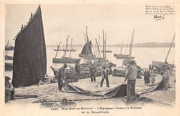 29-DOUARNENEZ-NOS MARINS BRETONS L'EQUIPAGE FAISANT LA TOILETTE DE LA GRAND'VOILE - Douarnenez