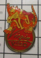 2522 Pin's Pins / Beau Et Rare / THEME : CINEMA / VIRGIN VIDEO RAT ORANGE EN ROBE DE CHAMRE ROUGE - Cinéma