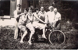 CPA PHOTOGRAPHIE - Des Jeunes Personnes Réunies Autour D'un SOLEX - Andere & Zonder Classificatie