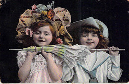 CPA Fantaisie - Série 956 - Deux Enfants Avec Une Ombrelle Et Des Chapeaux - Carte Colorisée - Scenes & Landscapes