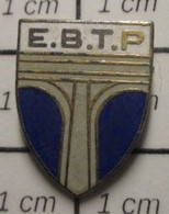 3419 Pin's Pins / Beau Et Rare / THEME : ADMINISTRATIONS / Pas Slip Kangourou ! EBTP - ECOLE DU BATIMENT ET DES TRAVAUX - Administrations