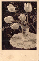 CPA - FLEURS - Noir Et Blanc - Tulipes Blanches Dans Un Pot Sur Un Napperon - Fiori