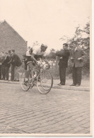 Tour De France - Juin 63 - Coureurs Devant Maison - à Situer - Photo 7 X 10 Cm - Ciclismo