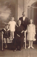 CPA - Photographie - Une Famille Pose Avec Leurs 3 Enfants - Gruppi Di Bambini & Famiglie