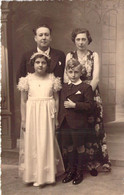 CPA - Photographie - Une Famille Tous En Costume Pose Avec Leurs 2 Enfants - Femme En Robe à Fleurs - Gruppi Di Bambini & Famiglie