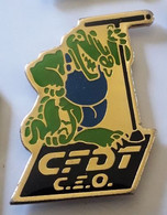 C173 Pin's Syndicat CFDT CEO C.E.O Crocodile  Achat Immédiat - Administrations