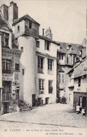 CPA VANNES - 56 - Sur La Place Des Lices, Vieille Tour Du Chateau De L'hermine - Vannes