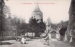 CPA - 28 - CHateaudun - Square St Lubin Et Entrée Du Chateau - Animée - Chateaudun