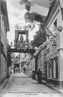 Honfleur      14         Fêtes Du Couronnement N.D De Grâce   1913. Rue Des Capucins    N° 2 (voir Scan) - Sonstige & Ohne Zuordnung