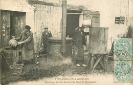 (D) Artisans Et Paysans. LES VENDANGES. En Maconnais, Bouilleurs De Cru Distillant Le Marc De Bourgogne 1906 - Farmers