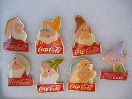 Pin's Disney, Les 7 Nains, Sponsorisé Par Coca-Cola - Coca-Cola