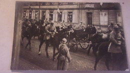 68 WWI CARTE PHOTO POINCARRE ET CLEMENCEAU SE PROMENANT DS LES RUES DE COLMAR  EN VOITURE F WEILL COMMERCE - Colmar