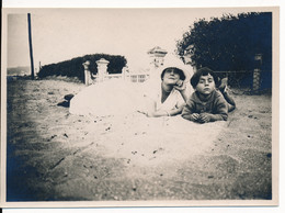 Photographie Ancienne Beau Portrait D'une Maman Et Son Fils Allongés Sur La Plage Circa 1910 - Otros & Sin Clasificación