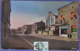 Carte Postale  79. Cerizay  Les Halles Et Route De Pouzauges  Beau Plan - Cerizay