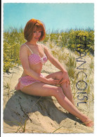 Jeune Femme En Bikini Vichy Assise Sur Le Sable Dans Les Dunes - Pin-Ups