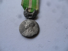 (Militaria - Médaille Miniature....) -  République Française - Médaille Coloniale, Commémorative MAROC .......voir Scans - France
