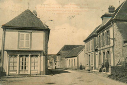 Chennebrun * Une Rue Du Village * Villageois - Autres & Non Classés