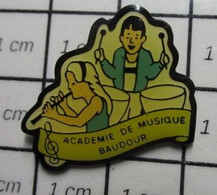 2817 Pin's Pins / Beau Et Rare : Thème MUSIQUE / FLUTE TAMBOUR ACADEMIE DE MUSIQUE DE BAUDOUR Ville Belge De Saint-Ghisl - Musique