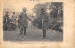 CPA 15 EN AUVERGNE UN JOUR DE FOIRE CONCLUSION D'UN MARCHE - Otros & Sin Clasificación