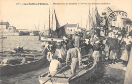 CPA 85 LES SABLES D'OLONNE MARCHANDES DE SARDINES A L'ARRIVEE DES BATEAUX SARDINIERS - Sables D'Olonne