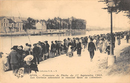 CPA 89 SENS CONCOURS DE PECHE 1905 LES CURIEUX ATTENDANT LE RESULTAT - Sens