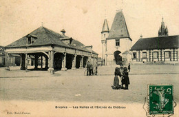 Bresles * 1909 * Les Halles , La Place Et Entrée Du Château * Villageois - Autres & Non Classés