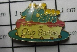 2122 Pin's Pins / Beau Et Rare / THEME : JEUX / POUPEE BARBIE 10e ANNIVERSAIRE DU CLUB GATEAU BOUGIES - Jeux