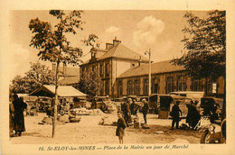 St éloy Les Mines * La Place De La Mairie Un Jour De Marché * Foire - Saint Eloy Les Mines