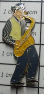 2322 Pin's Pins / Beau Et Rare / THEME : MUSIQUE / Grand Pin's MUSICIEN SAXO JAZZ - Musique