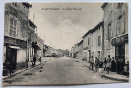 CPA Animé 79 Sauzé Vaussais La Route Nationale Boulangerie - Sellerie Bourrelier Poidevin - Sauze Vaussais