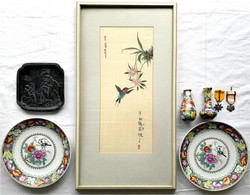 8 Teile: Hongkong 2 Porzellanteller Mit Vogeldarstellungen, 2 Ungemarkte Vasen, Japan Geisha-Teller Aus Zink Und Eine Se - Other - Asia