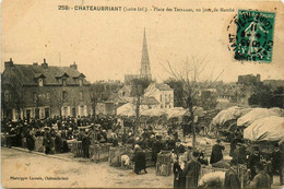 Châteaubriant * La Place Des Terrasses Un Jour De Marché * Foire Marchands - Châteaubriant