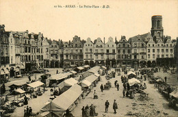 Arras * La Petite Place * Jour De Marché * Marchands Foire - Arras