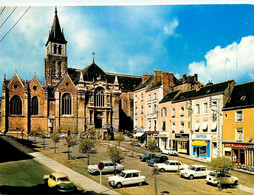 Laval * La Place De La Cathédrale * Automobile Voiture Ancienne - Laval