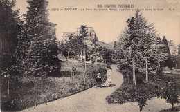 CPA - 63 - ROYAT - Le Parc Du Grand Hôtel, Que L'on Aperçoit Dans Le Fond - Royat