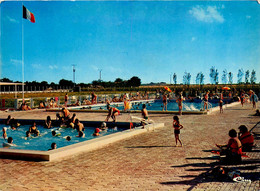 Neuville En Poitou * Vue Sur La Piscine Municipale * Baigneurs - Neuville En Poitou