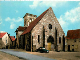 Montaigut En Combraille * Place De L'église Du Village * Automobile Voiture Ancienne - Montaigut