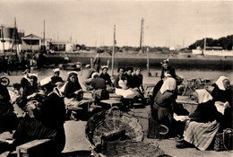 Lorient * Marchandes De Poissons Attendant Les Bateaux De Pêche * Poisson Criée * Bretonne Coiffe Costume - Lorient