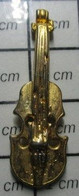 1822 Pin's Pins / Beau Et Rare / THEME : MUSIQUE / INSTRUMENT A CORDE VIOLON METAL JAUNE - Musique