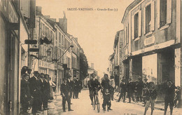 79 - DEUX SÈVRES - SAUZÉ-VAUSSAIS - Grande Rue - Superbe Animation Devant Mairie Et Commerces- 10152 - Sauze Vaussais