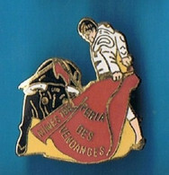 PIN'S //  ** FÉRIA DES VENDANGES / NIMES '92 ** . (Nemo Pin's) - Bullfight - Corrida