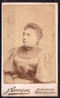 PHOTO CDV -  DAME RICHE - ROBE BRODEE  - MODE - Photographie Levaque Bruxelles - Ancianas (antes De 1900)