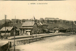 Bitche * La Gare Et Le Fort * Passage à Niveau * Ligne Chemin De Fer - Bitche